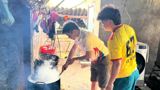 Dân bản biên giới Nà Căng mổ lợn béo ăn mừng ngày hội non sông