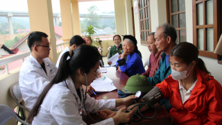 Bác sĩ ở Thủ đô vượt đường xa khám bệnh, cấp thuốc cho người dân xã Nhân Lý (Lạng Sơn)