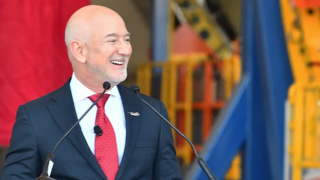 Tỷ phú Jeff Bezos bất ngờ đề xuất miễn thuế thu nhập cho 50% người nộp thuế