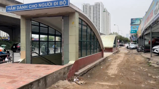 Hàng trăm mét vỉa hè nham nhở, xuống cấp nghiêm trọng tại Hà Nội 