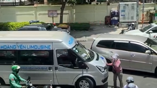 Va quẹt giao thông, nữ ‘ninja Lead’ chặn đầu xe 16 chỗ để ‘nói chuyện’