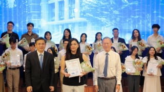 Nữ sinh TP.HCM giành giải Nhất cuộc thi viết Văn: Tiết lộ bí quyết để viết hay, dạt dào cảm xúc