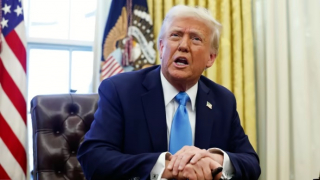 Ông Trump khiến hàng nghìn người bị sốc bằng email thông báo trục xuất bất ngờ