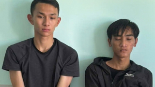 Công an “bắt nóng” 2 đối tượng đi xe máy dùng mã tấu đe dọa, cướp tài sản của người dân trên Quốc lộ 1