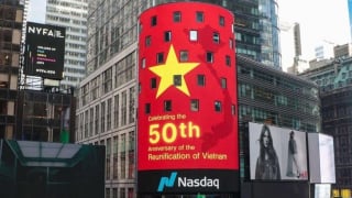 Hình ảnh cờ đỏ sao vàng xuất hiện trên màn hình lớn của NASDAQ ở Quảng trường Thời đại (Mỹ) mừng ngày 30/4