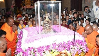 Chuyến bay chở xá lợi Đức Phật hạ cánh tại sân bay Tân Sơn Nhất
