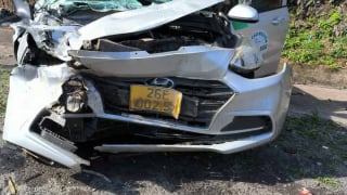 Taxi va chạm với xe tải dưới chân đèo, một người tử vong