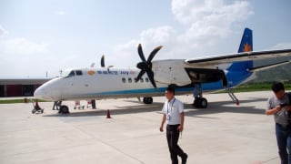 Trung Quốc: Hãng hàng không nợ đầm đìa, phi công phải làm shipper giao đồ ăn để kiếm sống