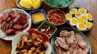  Bữa cơm tối 120 nghìn: Thịt lợn luộc, canh rau ngót