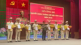 Công bố quyết định nghỉ công tác đối với Phó Giám đốc và 28 cán bộ Công an tỉnh Đồng Nai