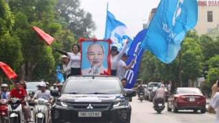 CĐV Nam Định 'cháy hết mình' mừng chức vô địch V.League tại Thiên Trường