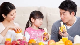 Quên chế độ ăn kiêng theo trào lưu đi, đây là 5 thói quen giúp bạn ăn ngon miệng, vui vẻ mà không sợ béo hay bệnh tật 