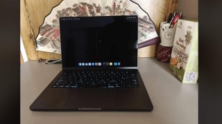 Người đàn ông Ấn Độ  đến Việt Nam mua MacBook, tiết kiệm được khoản tiền lớn còn được 'tặng' thêm 1 món quà cực hấp dẫn