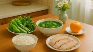 Bữa cơm tối 120 nghìn: Thịt luộc cuốn rau, canh cua mồng tơi mướp 