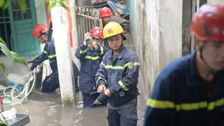 
TP.HCM sau cơn mưa: Lực lượng chức năng 'lội nước' giúp dân, cam kết hỗ trợ lâu dài