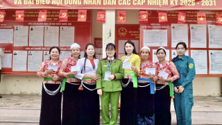 Rực rỡ trang phục truyền thống đồng bào dân tộc thiểu số trong ngày hội bầu cử ở Phú Thọ