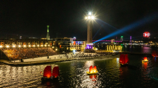 Biển người đổ về “thương cảng” VUI-Fest Ha Long ngày khai trương