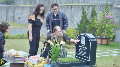 Xúc động mẹ già 80 tuổi ngồi xe lăn vượt hàng chục km thăm mộ con ngày tết Thanh minh