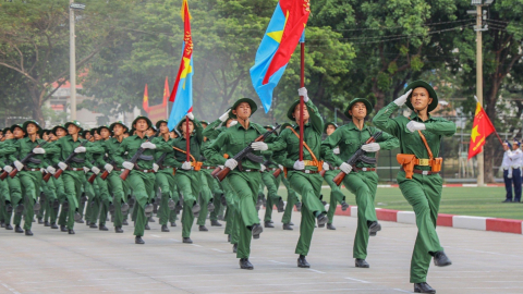 Người dân TP.HCM háo hức chờ Lễ diễu binh diễu hành 30/4