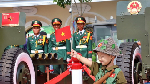 Nô nức check-in bên dàn đại bác khủng ở bến Bạch Đằng