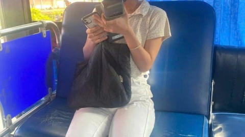 Gây 'bão mạng' vì tự ý thu thẻ sinh viên dù khách đã mua vé, nữ tiếp viên xe buýt TP.HCM bị đình chỉ