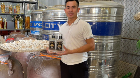 Từ loại gạo nếp cái hoa vàng đặc sản, chàng trai ở Bắc Giang chưng cất ra thứ nước tinh khiết, đạt OCOP 3 sao