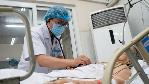 Cứu sống cụ bà U90 do hóc miếng xoài khi ăn