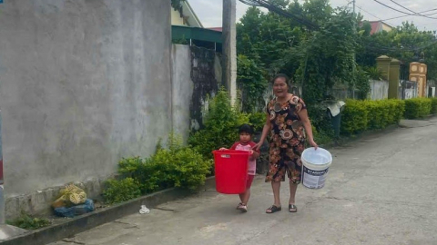Không có nước sạch suốt nhiều ngày, cuộc sống của hàng ngàn hộ dân ở Nghệ An bị đảo lộn