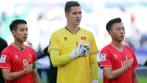 HLV Kim Sang-sik ‘cảnh báo’ các ngôi sao Việt kiều