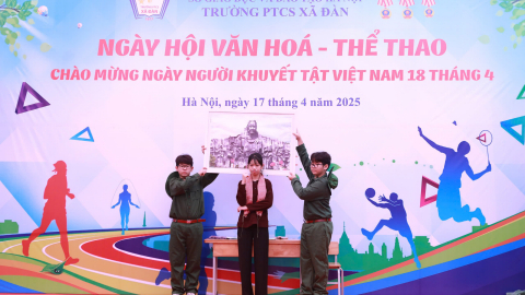 Học sinh ngôi trường 'đặc biệt' ở Hà Nội hóa thân người mẹ có 9 con trai liệt sĩ khiến ai nấy nghẹn ngào