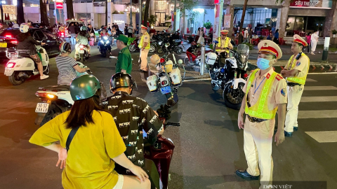 Khu vực trung tâm TP.HCM cấm đường, nhiều người không thể vào xem hợp luyện diễu binh