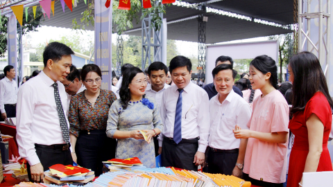 Hàng ngàn học sinh 'say' sách giữa sân trường chuyên