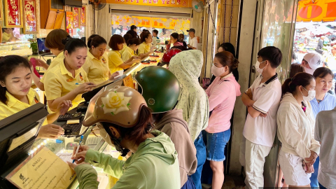 Tiệm vàng tăng mạnh giá mua vào, nhưng nhiều người vẫn chê, không muốn bán