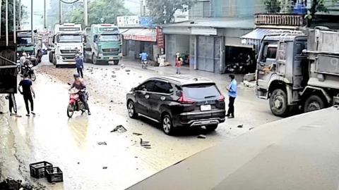 Kim Bảng (Hà Nam): Đất, đá hộc từ xe tải liên tiếp rơi xuống đường, người dân lo tai nạn