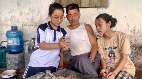Bạn đọc Báo Dân Việt đồng hành giúp cụ ông 76 tuổi nuôi hai cháu mồ côi ăn học