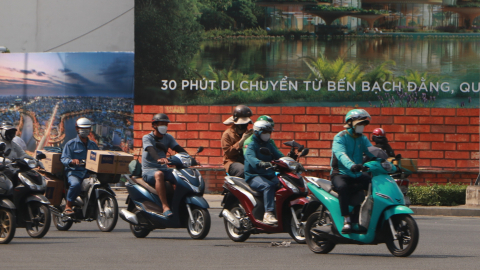 Thời tiết TP.HCM cứ nóng hầm hập, dừng đèn đỏ là mồ hôi ướt áo