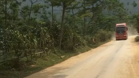 Clip xe đầu kéo đánh lái lao vào chỗ người đang quay video phản ánh tình trạng bụi