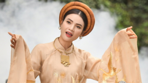 Ca sĩ trẻ nhất được phong NSND từng hát 11 lần 'Bài ca thống nhất' trong một ngày