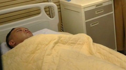 Thanh niên không mũ bảo hiểm, lái xe kẹp 4 rồi đâm thẳng vào người trung tá công an