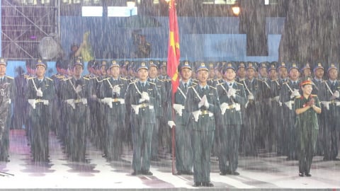 Cập nhật: Các khối chiến sĩ ướt đẫm trước giờ sơ duyệt diễu binh, diễu hành