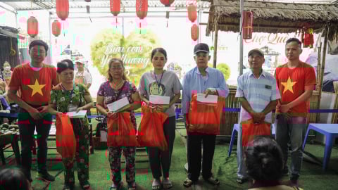 “Bữa Cơm Yêu Thương” số 98: Bữa cơm hòa cùng không khí kỷ niệm 50 năm giải phóng miền Nam, thống nhất đất nước 