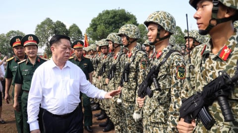 Ông Nguyễn Trọng Nghĩa thăm và tặng quà chiến sĩ tham gia diễu binh, diễu hành ngày 30/4