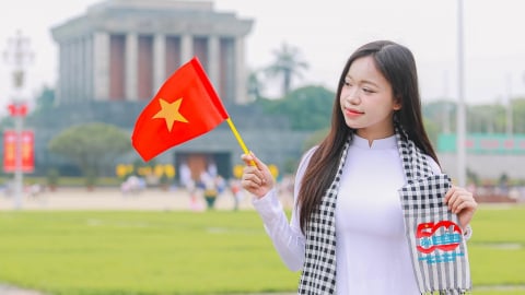 Biển người xúng xính áo dài, cầm cờ Tổ quốc đổ về Quảng trường Ba Đình check-in trước Đại lễ 30/4