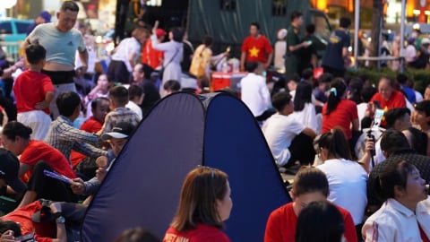 Mang theo lều bạt, thức ăn, người dân “cắm trại” tại trung tâm TP HCM chờ Đại lễ 30/4