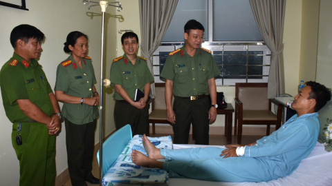 Nghi phạm trộm dùng dao đâm 1 công an trọng thương