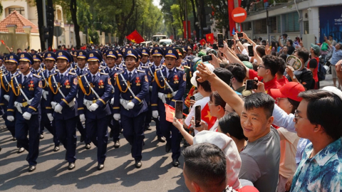Người dân vẫy cờ hoa chào đón các chiến sĩ diễu binh, diễu hành trên đường phố TP HCM