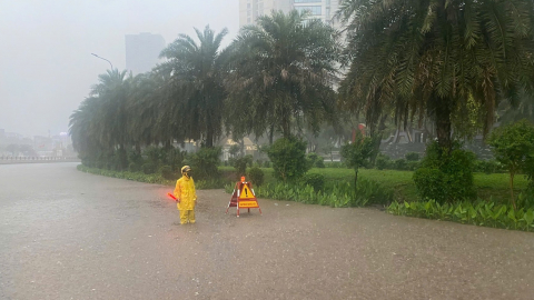 Hà Nội mưa lớn khiến đường phố ngập nặng trong ngày thứ 2 của kỳ nghỉ lễ kéo dài 5 ngày