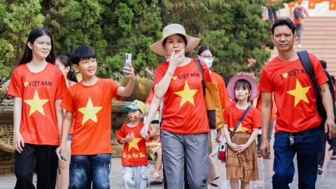 Nườm nượp khách đổ về Suối Tiên, Củ Chi, Cần Giờ chơi lễ 30/4