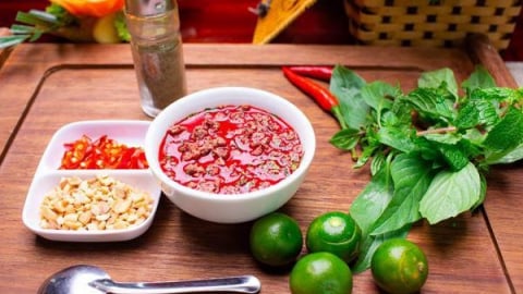 Lòng lợn, tiết canh chứa chất gì đặc biệt mà người được ăn, người không được?