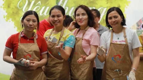 Từ bục giảng đến bếp cơm thiện nguyện: Bài học về lòng nhân ái từ thầy cô Trường Tiểu học Lê Quý Đôn 